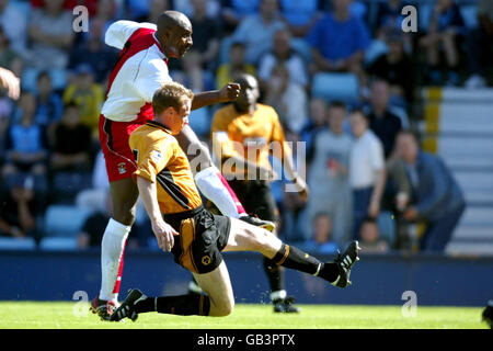 Football - amical - Coventry City / Wolverhampton Wanderers.Le DELE Adebola de Coventry City marque le premier but contre Wolverhampton Wanderers malgré l'attaque de Jody Craddock Banque D'Images