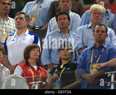 Le Premier ministre Gordon Brown (à gauche) avec le maire de Londres Boris Johnson (à droite) et Lord Sebastian COE (au centre) regardant les athlètes olympiques dans le stade national pendant les Jeux Olympiques de Beijing en 2008, en Chine. Banque D'Images