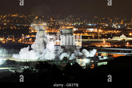 Une séquence montrant les tours Tinsley, une paire de tours de refroidissement emblématiques près du centre commercial Meadowhall de Sheffield, dans le Yorkshire du Sud, qui ont été défait dans une explosion contrôlée. Banque D'Images