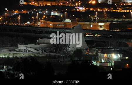 Une séquence montrant les tours Tinsley, une paire de tours de refroidissement emblématiques près du centre commercial Meadowhall de Sheffield, dans le Yorkshire du Sud, qui ont été défait dans une explosion contrôlée. Banque D'Images