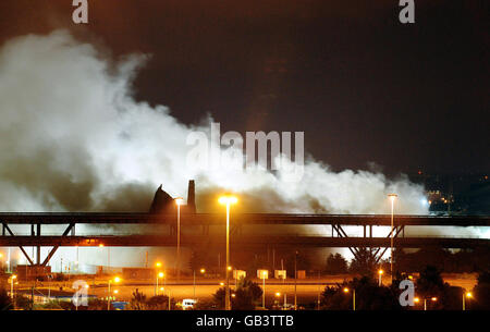 Les tours Tinsley, une paire de tours de refroidissement emblématiques près de la à Sheffield, dans le Yorkshire du Sud, qui ont été défait dans une explosion contrôlée, avec le pont supérieur de l'autoroute M1 en premier plan. Banque D'Images