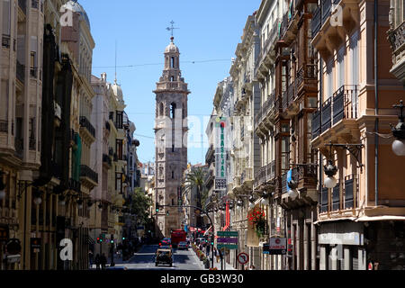 Vue depuis un bus touristique sur la Carrer de la Pau à la recherche vers la Plaza de la Reina qui est dans le centre de Valence Banque D'Images