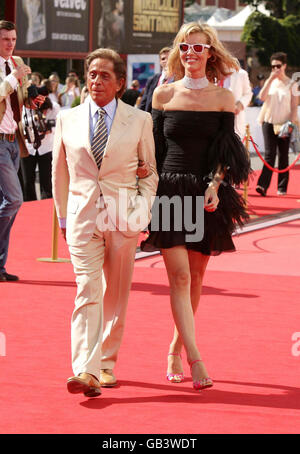 Le couturier Valentino et Eva Herbigova arrivent au photocall de Valentino : le dernier empereur, au Festival du film de Venise 2008, à Venise, en Italie. Banque D'Images