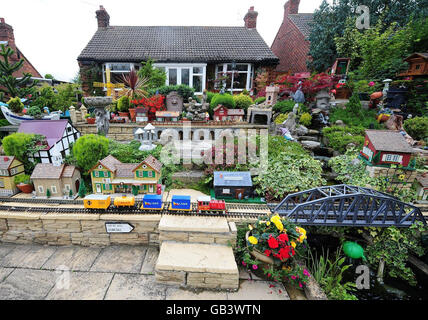 L'homme transforme jardin en ville miniature Banque D'Images