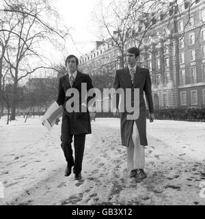 Anthony Price, 22 (à gauche), qui a remporté le Scotchgard Fashion Design Award 1968 pour la tenue modélisée par Peter Wilson (à droite), traverse la neige aujourd'hui sur Grosvenor Square. Banque D'Images