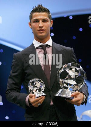 Le nouvel UEFA Club Forward of the Year de Manchester United et le footballeur de l'UEFA Club de l'année Cristiano Ronaldo décerne ses prix au Grimaldi Forum de Monaco. Banque D'Images