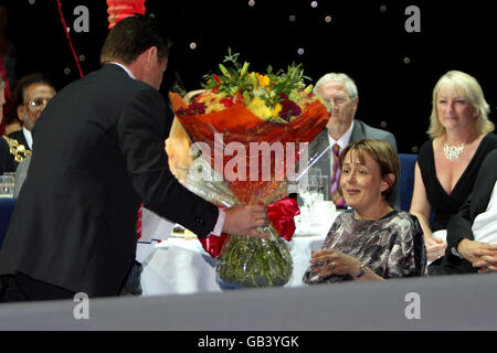 Paralympiques - Grande-Bretagne 2008 Squad - dîner de gala - National Indoor Arena.Dame Tanni Gray-Thompson est présentée avec quelques fleurs Banque D'Images