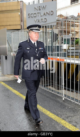 Sir Ian Blair, commissaire de police métropolitaine, avant de s'exprimer devant les médias en dehors de Scotland Yard, Londres. Il a nié aujourd'hui qu'il ait été évincé de son travail en disant : « le rapport de ma mort est une exagération. » Banque D'Images