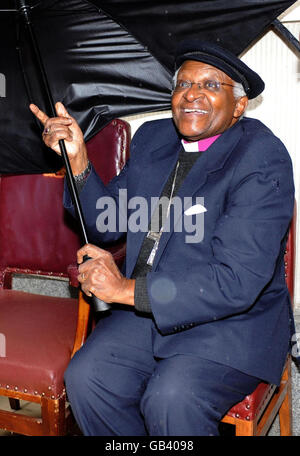 L'archevêque Desmond Tutu arrive à Fen court dans la ville de Londres pour dévoiler une nouvelle sculpture, dorée de Caïn, de l'artiste Michael Visocchi et du poète Lemn Sissay, qui marque le bicentenaire de l'abolition de la traite transatlantique des esclaves. Banque D'Images