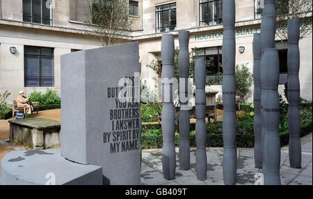 La nouvelle sculpture de Fen court, à Londres, intitulée doré de Caïn, par l'artiste Michael Visocchi et le poète Lemn Sissay, qui marque le bicentenaire de l'abolition de la traite transatlantique des esclaves. Banque D'Images