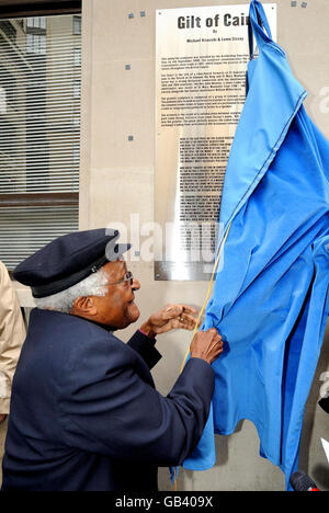 L'archevêque Desmond Tutu inaugure le monument érigé Banque D'Images