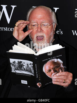 Lord Richard Attenborough avant de signer des copies de son autobiographie, « entièrement à vous, Darling », à la librairie de Waterstone, à Piccadilly, à Londres. Banque D'Images