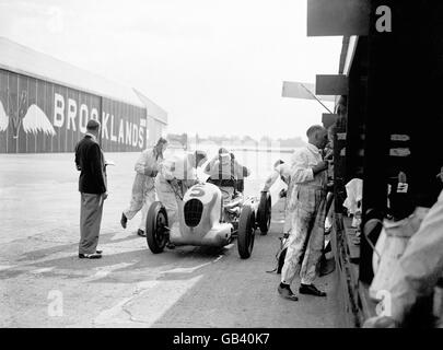 Motor Racing - course de 800 miles - Brooklands. Travaux de mécanique sur LE MG de Harvey Noble dans les fosses Banque D'Images