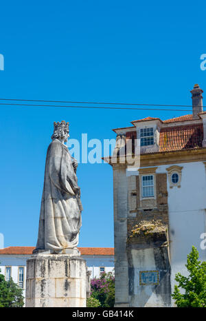 Denis de Portugal, a appelé l'agriculteur, le roi Dom Dinis statue à Praca Dom Dinis Square à l'Université de Coimbra. Le Portugal. Banque D'Images