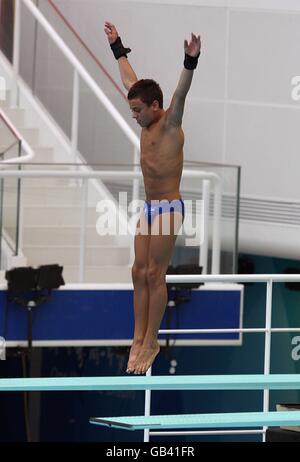 Le plongeur britannique Tom Daley pratique les Jeux Olympiques de Beijing en 2008 au Centre aquatique national de Beijing, en Chine. Banque D'Images