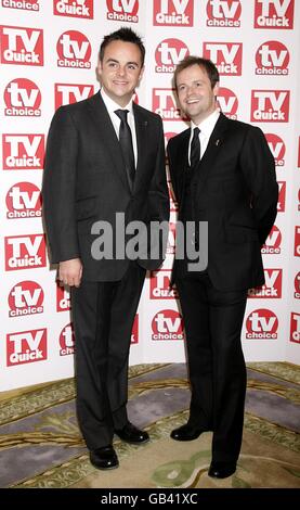 Anthony McPartlin (à gauche) et Declan Donnelly arrivent pour les prix TV Quick et TV Choice Awards 2008, au Dorchester, Park Lane, Londres. Banque D'Images