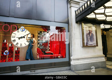 Marie Helvin pose devant le grand magasin de Selfridge sur Oxford St, Londres, pour promouvoir un appareil de renouvellement de la peau 'STOP'. Banque D'Images