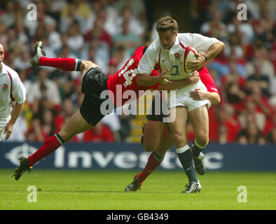 Rugby Union - match international - pays de Galles / Angleterre.Mark Jones du pays de Galles s'attaque à Dan Luger en Angleterre Banque D'Images