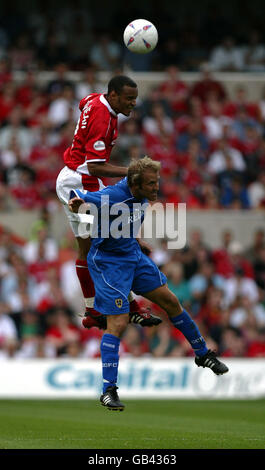 Football - Nationwide League Division One - Nottingham Forest / Cardiff City.Matthieu Louis-Jean de Nottingham Forest et John Robinson de Cardiff City Banque D'Images