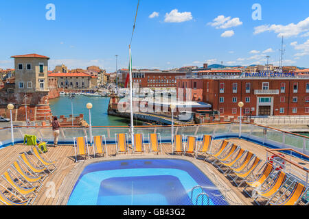 PORT DE Livourne, Italie - 21 juin 2015 : piscine sur le bateau Corsica Ferries Sardinia Regina amarre en Livourne port juste avant de Banque D'Images