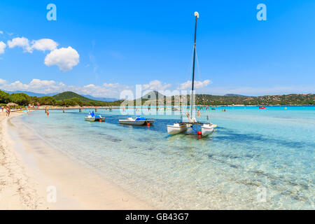 Voile bateau sur l'eau de mer turquoise de la plage de Santa giulia, Corse, France Banque D'Images