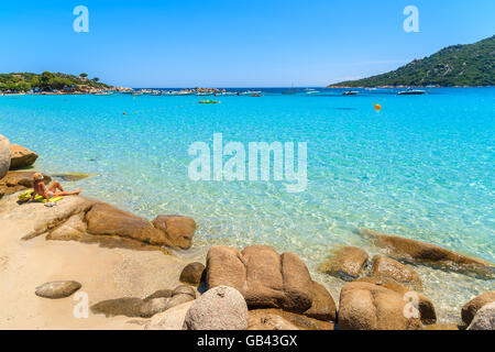 Femme non identifiée à bronzer sur la plage de Santa giulia, Corse, France Banque D'Images