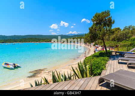 Chaises longues sur la terrasse en bois avec vue sur la plage de Santa giulia, Corse, France Banque D'Images