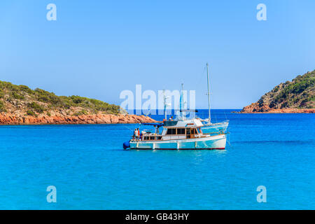 Corse, FRANCE - JUN 23, 2015 : bateau de pêche sur la mer d'azur dans l'eau belle baie de la Rondinara, Corse, France Banque D'Images