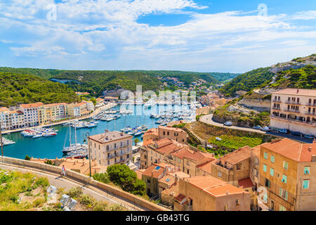 Une vue sur le port et la vieille ville de Bonifacio, Corse, France Banque D'Images