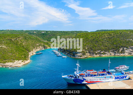 Corse, FRANCE - JUN 23, 2015 : ferry boat dans le port de Bonifacio en attente de sa croisière quotidienne à Santa Teresa - port sur neigh Banque D'Images