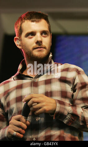 Mike Skinner of the Streets joue un concert pour promouvoir la sortie de son nouvel album « Everything is emprunt » à HMV sur Oxford Street, dans le centre de Londres. Banque D'Images