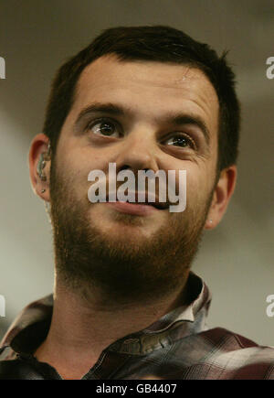 Mike Skinner of the Streets joue un concert pour promouvoir la sortie de son nouvel album « Everything is emprunt » à HMV sur Oxford Street, dans le centre de Londres. Banque D'Images