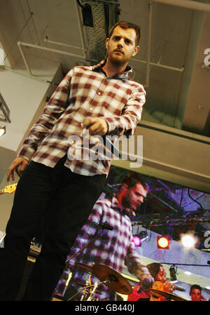 Mike Skinner of the Streets joue un concert pour promouvoir la sortie de son nouvel album « Everything is emprunt » à HMV sur Oxford Street, dans le centre de Londres. Banque D'Images