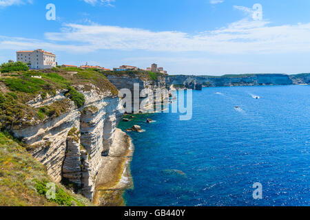 La vue sur la mer et la baie de Bonifacio ville construite sur le haut de falaise rochers, Corse, France Banque D'Images