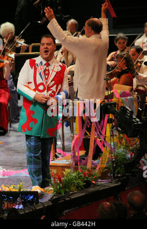 Sir Roger Norrington dirige l'orchestre symphonique de la BBC et Bryn Terfel, basse-baryton gallois, se produit à la dernière nuit des Proms au Royal Albert Hall, Londres.Date de la photo: Samedi 13 septembre 2008.Voir PA Story SHOWBIZ Proms.Le crédit photo devrait se lire: Jon Crwys-Williams/PA Banque D'Images