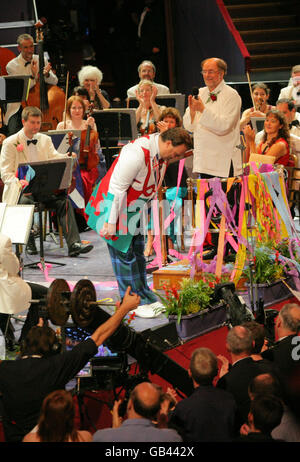 Sir Roger Norrington dirige l'orchestre symphonique de la BBC et Bryn Terfel, basse-baryton gallois, se produit à la dernière nuit des Proms au Royal Albert Hall, Londres.Date de la photo: Samedi 13 septembre 2008.Voir PA Story SHOWBIZ Proms.Le crédit photo devrait se lire: Jon Crwys-Williams/PA Banque D'Images