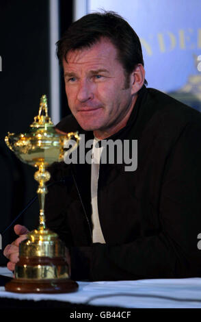 Le capitaine européen Nick Faldo avec la Ryder Cup lors d'une conférence de presse au centre d'exposition du Kentucky à Louisville, Kentucky, États-Unis. Banque D'Images