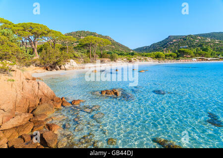 D'azur à une mer cristalline de l'eau sur la plage de Palombaggia Corse, France Banque D'Images