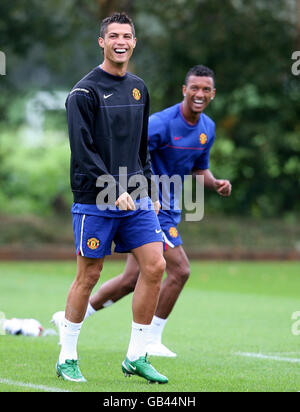 Football - Manchester United Training - Old Trafford.Cristiano Ronaldo de Manchester United (à gauche) avec Nani lors d'une séance d'entraînement à Old Trafford, Manchester. Banque D'Images