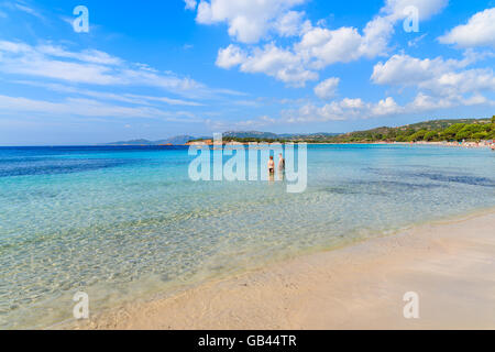 La plage de palombaggia, CORSE - 24 juin 2015 : deux personnes dans l'eau de mer sur la magnifique plage de Palombaggia, corse, Banque D'Images