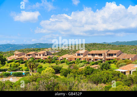 Villa typiquement corse maisons sur une colline verte dans paysage rural de la Corse, France Banque D'Images