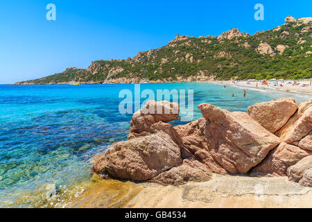 Roches sur belle plage de Roccapina, Corse, France Banque D'Images