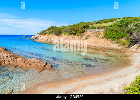 Rochers dans l'eau de mer cristalline, près de Grande plage de Sperone, Corse, France Banque D'Images