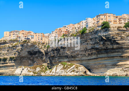 Bonifacio vieille ville construite en haut d'une falaise, Corse, France Banque D'Images