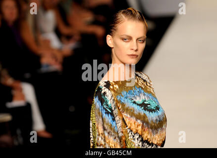 Un mannequin porte une création du designer Peter Pilotto pendant la Fashion week de Londres dans la tente du BFC au Natural History Museum dans le centre de Londres. Banque D'Images