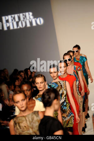 Un mannequin porte une création du designer Peter Pilotto pendant la Fashion week de Londres dans la tente du BFC au Natural History Museum dans le centre de Londres. Banque D'Images