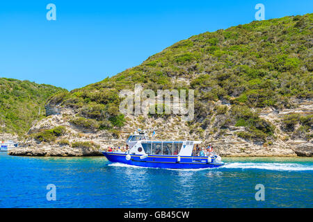 Corse, FRANCE - JUN 25, 2015 : Bateau de tourisme de croisière sur la mer sur les roches calcaires près de Bonifacio. Bonifacio est la plupart des v Banque D'Images