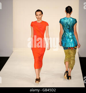 Un mannequin porte une création du designer Peter Pilotto pendant la Fashion week de Londres dans la tente du BFC au Natural History Museum dans le centre de Londres. Banque D'Images