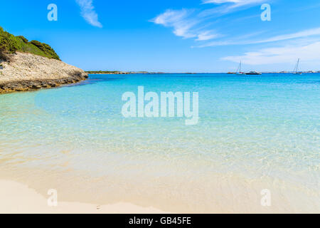 Belle plage Petit Sperone avec crystal clear d'azur à l'eau de mer, Corse, France Banque D'Images