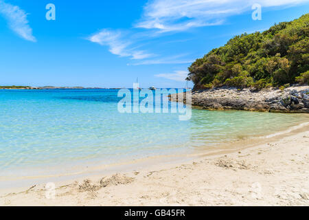 Belle plage Petit Sperone avec crystal clear d'azur à l'eau de mer, Corse, France Banque D'Images